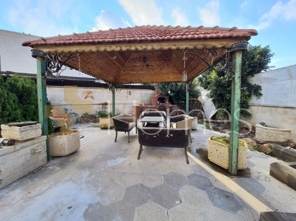 فيلا مستقلة مع مسبح للبيع في عبدون بمساحة بناء 1350م